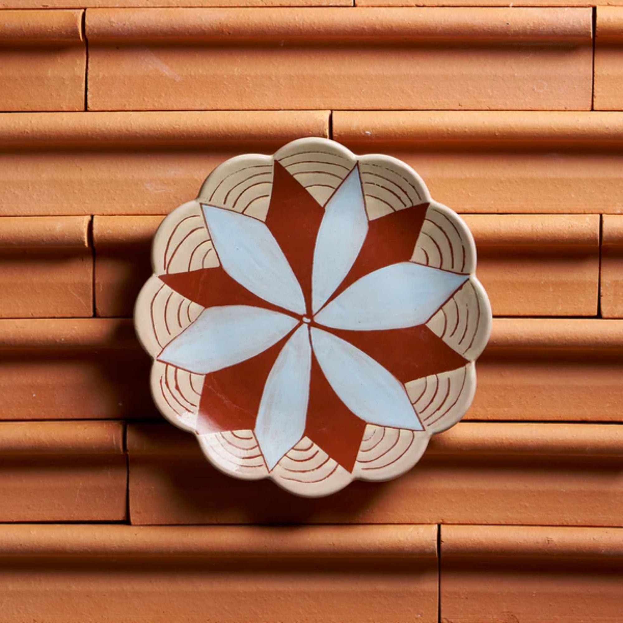 June's Daisy Plate - Oxley and Moss