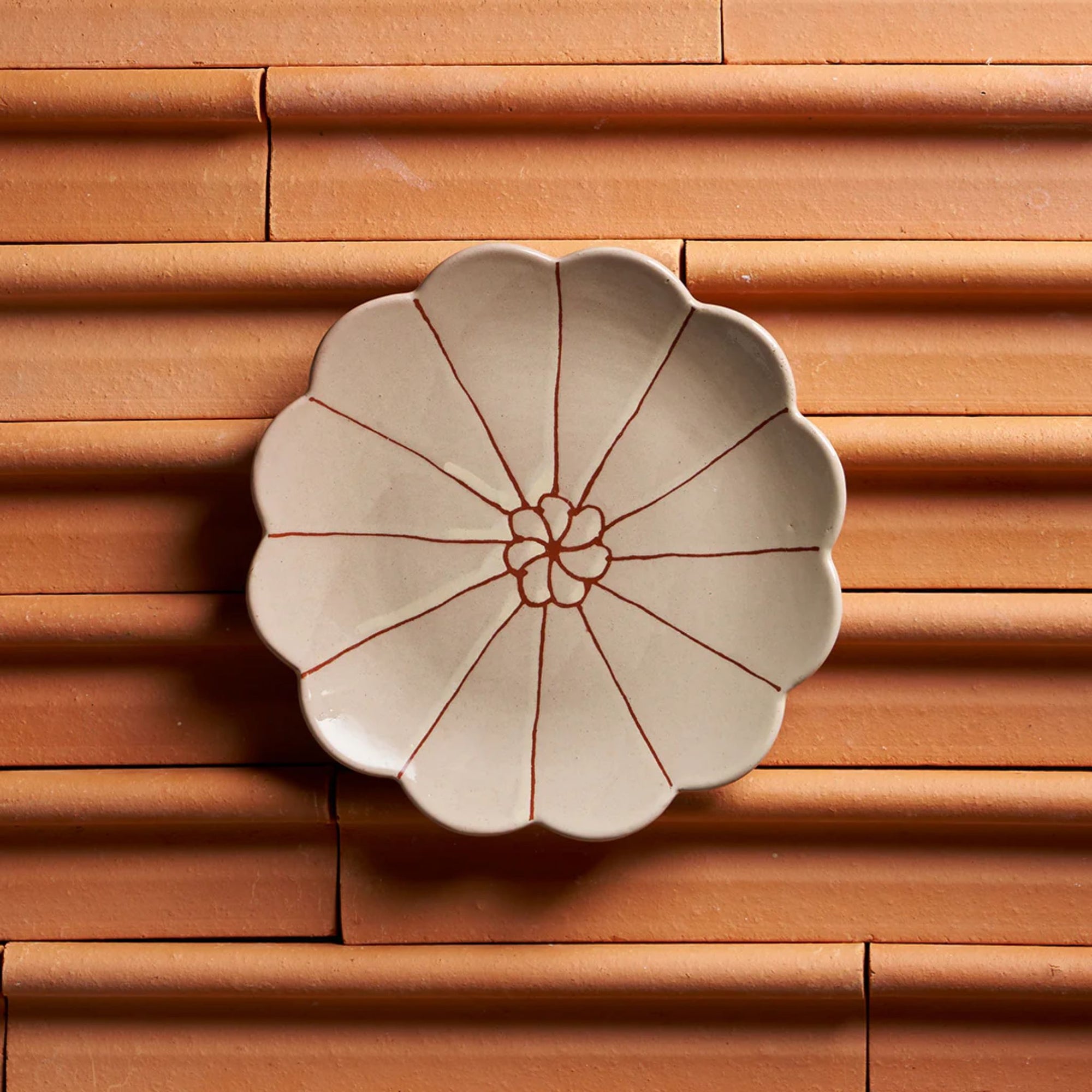 June's Daisy Plate - Oxley and Moss
