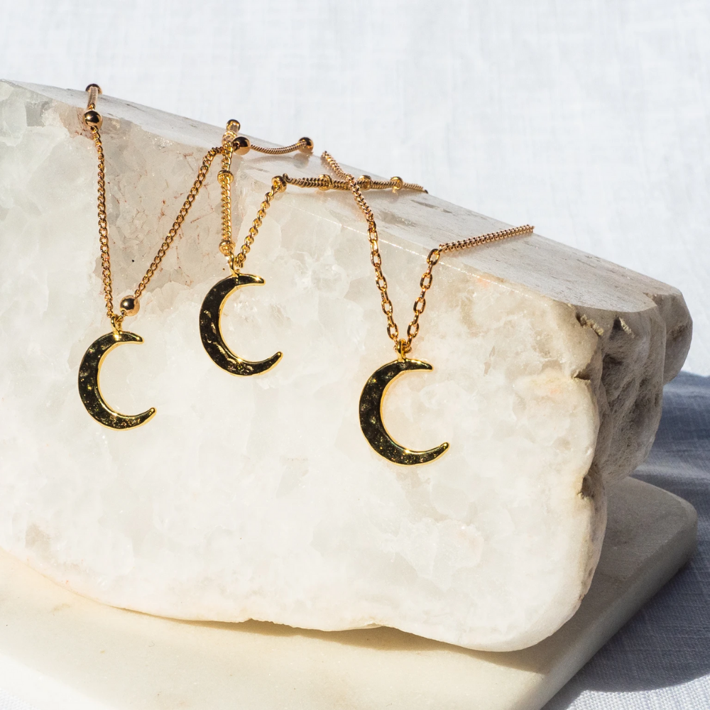 18k Small Crescent Moon Pendant Necklace