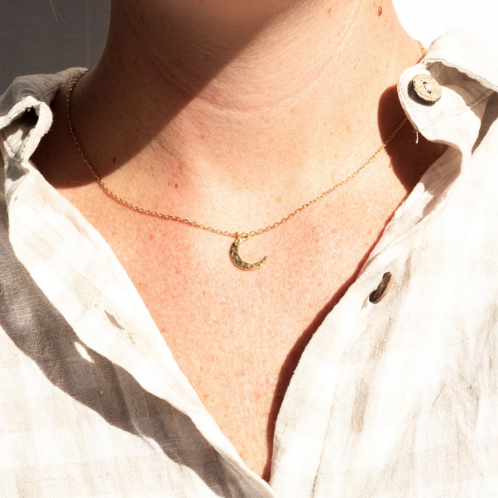 18k Small Crescent Moon Pendant Necklace